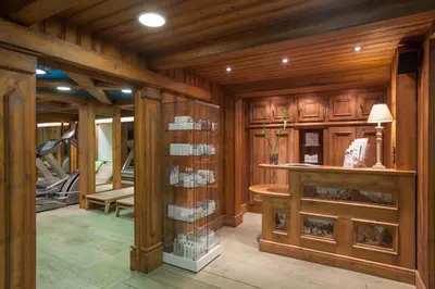 a bedroom with a large bed with a wooden headboard at Résidence Pierre & Vacances Premium La Ginabelle in Chamonix-Mont-Blanc