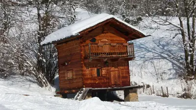 a log cabin with a balcony in the snow at Chamonix petit chalet Cocooning in Servoz