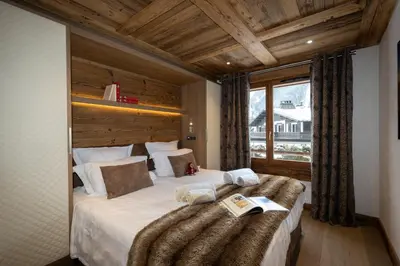 a dining room with a long table and chairs at MGM Hôtels & Résidences - Résidence Le Cristal de Jade in Chamonix-Mont-Blanc
