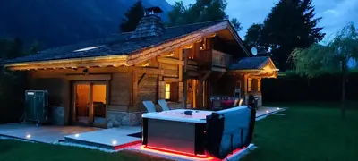 a log cabin with a hot tub in the yard at Chalet KIDOU, Grand Confort, nouveau SPA extérieur in Chamonix-Mont-Blanc