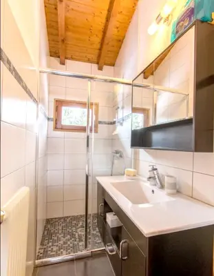 a bathroom with a shower and a sink at Chalet confortable à Saint-Gervais-les-Bains 60 m² vue montagne in Saint-Gervais-les-Bains