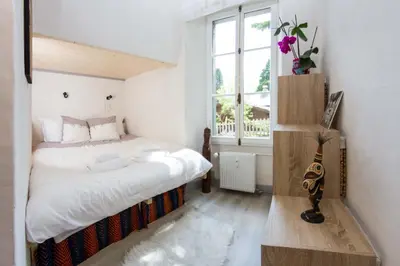 a bedroom with a bed and a window at Appartement Cocon in Chamonix-Mont-Blanc