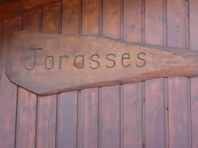 a sign on a wooden wall that reads joneses at Résidence Les Jorasses in Servoz