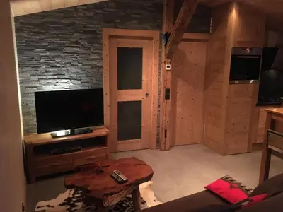 a living room with a tv and a couch at La Para in Chamonix-Mont-Blanc