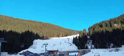 a ski slope with a ski lift on a mountain at résidence Le Platé in Les Carroz d'Araches