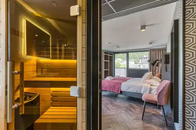 a bedroom with a bed and a bathroom at Pointe Isabelle in Chamonix-Mont-Blanc