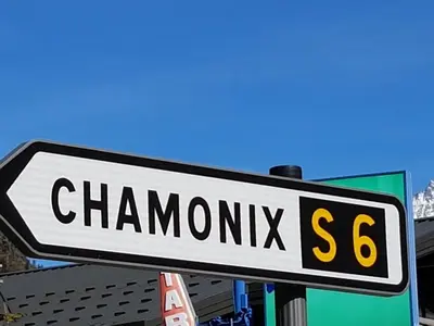 a street sign that reads chammutky six at Studio d'Anaite in Les Houches
