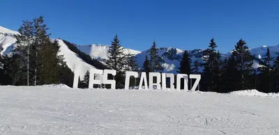 a sign in the snow on top of a snow covered slope at Grand Studio in Les Carroz d'Araches