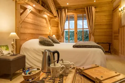 a bedroom with a bed in a log cabin at Hôtel Le Labrador in Chamonix-Mont-Blanc