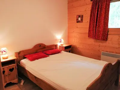 a bunk bed room with two bunk beds in it at Appartement cosy 3 pièces, 7 personnes, animaux admis, parking - FR-1-815-58 in Morillon