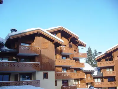 a kitchen with a sink and a microwave at Appartement cosy 3 pièces, 7 personnes, animaux admis, parking - FR-1-815-58 in Morillon