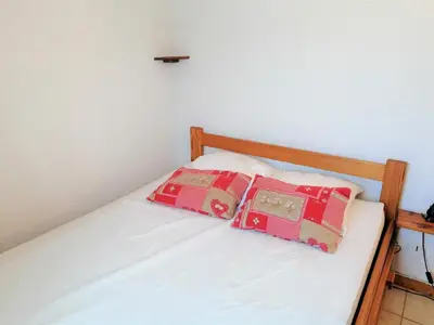 a bunk bed room with two bunk beds at Confortable 2 pièces avec cabine à Morillon 1100, balcon, 6 pers, wifi - FR-1-815-57 in Morillon