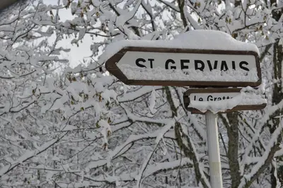 a street sign covered in snow in front of trees at Le Grand Panorama 5 Étage Balcon Vue sur La Montagne in Saint-Gervais-les-Bains