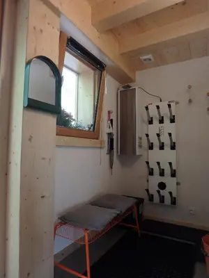 a small room with a bench and a window at Le Chalet de l'Ours Blanc in Chamonix-Mont-Blanc