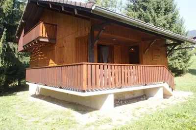 a wooden cabin with a porch and a balcony at Tifanlo in Samoëns