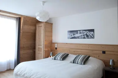 a bedroom with a large white bed and a window at Quartz-Montblanc in Chamonix-Mont-Blanc