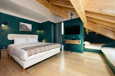 a green bedroom with a bed and a desk at Hôtel Restaurant la Couronne in Chamonix-Mont-Blanc