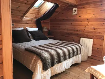 a bedroom with a bed in a log cabin at Chalet La Grande Ourse in Saint-Gervais-les-Bains