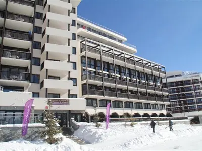two people standing in the snow in front of a building at Appartement lumineux 4 pièces à Flaine, 8 personnes, terrasse, accès spa - FR-1-425-18 in Flaine