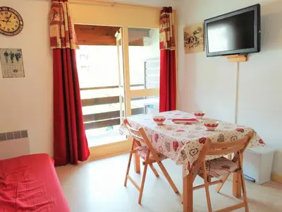 a bedroom with a bed with white sheets and a wooden headboard at Morillon 1100: 3 pièces cosy pour 5 pers., balcon sud, à 150m des pistes - FR-1-815-60 in Morillon