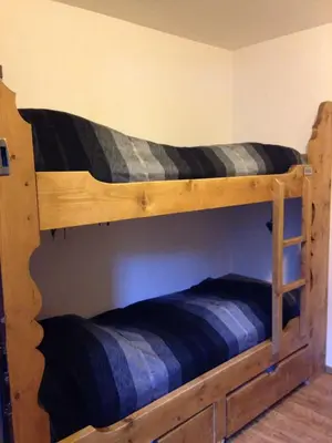 two bunk beds in a room withthritisthritisthritisbestosbestosbestosbestosbestosbestos at Le Carlton in Chamonix-Mont-Blanc