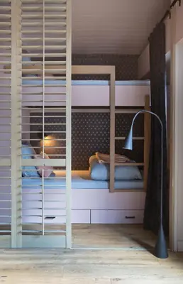 a room with two bunk beds with a lamp at Le petit M Chamonix au pied du Brévent in Chamonix-Mont-Blanc
