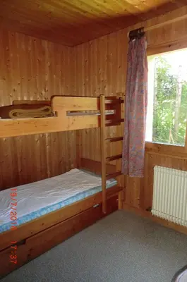 a bedroom with two bunk beds in a cabin at Les passereaux in Saint-Nicolas-de-Véroce