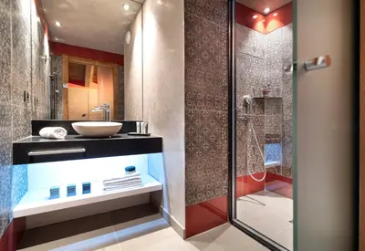 a bathroom with a sink and a shower at MGM Hôtels & Résidences - Hôtel Les Suites d'Alexane in Samoëns