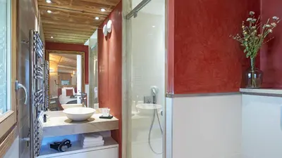 a bathroom with two sinks and a mirror at MGM Hôtels & Résidences - Résidence Alexane in Samoëns