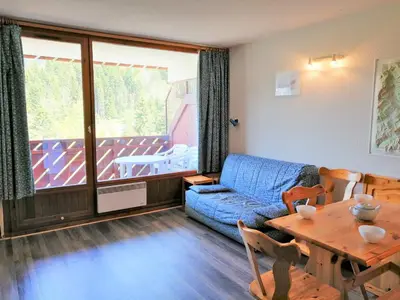 a small bedroom with a bed with a wooden headboard at Appartement 2 pièces + cabine, 6 personnes, Morillon 1100, au pied des pistes - FR-1-815-63 in Morillon