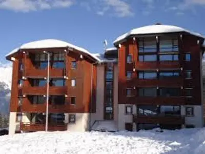 a black and white floor plan of a house at Appartement 2 pièces + cabine, 6 personnes, Morillon 1100, au pied des pistes - FR-1-815-63 in Morillon