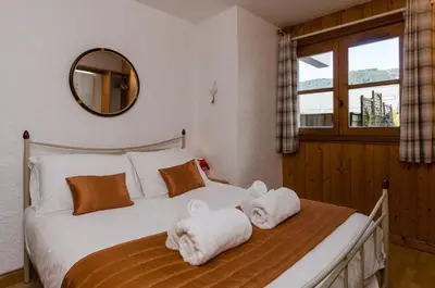a kitchen and dining room with a table and chairs at Appartement Le Chamois in Megève