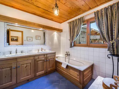 a bathroom with two sinks and a tub and a mirror at Appartement 4 chambres à Megève avec Wi-Fi et garage - FR-1-453-11 in Megève