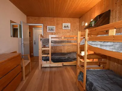 a room with two bunk beds in a cabin at Appartement confortable 3 chambres proche centre Megève, balcon, cheminée, 8 pers. - FR-1-453-14 in Megève