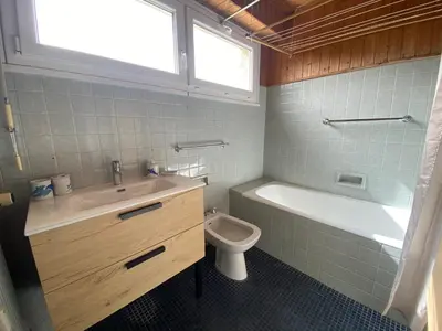 a bathroom with a sink and a tub and a toilet at Appartement confortable 3 chambres proche centre Megève, balcon, cheminée, 8 pers. - FR-1-453-14 in Megève