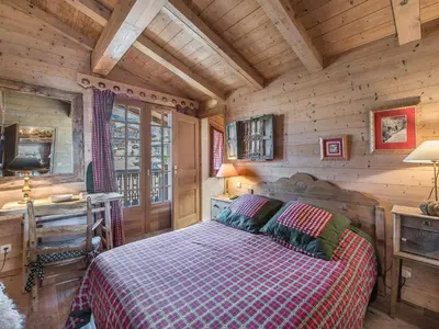 a bedroom with a bed in a log cabin at Appartement 3 chambres Megève Sud avec Balcon et Wifi - FR-1-453-28 in Megève