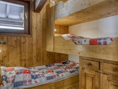 a bedroom with two bunk beds in a log cabin at Appartement 3 pièces Megève - Animaux admis, Parking inclus - FR-1-453-38 in Megève