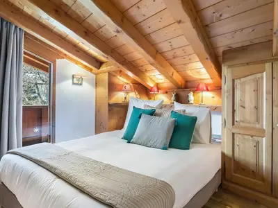 a bedroom in a log cabin with a large bed at Duplex 3 Chambres à Megève - Confort et Wifi - FR-1-453-49 in Megève