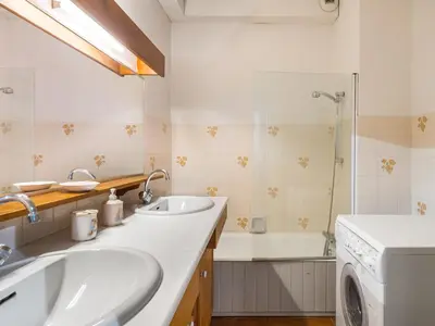 a bathroom with two sinks and a washing machine at Appartement cosy 2 chambres, terrasse et parking à Megève - FR-1-453-52 in Megève