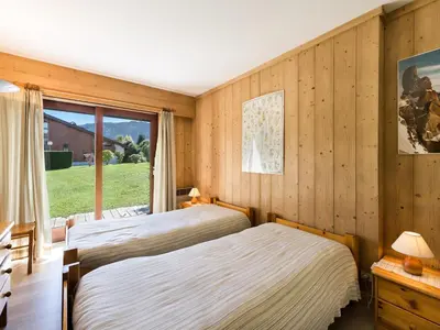 two beds in a room with a window at Appartement 1 Chambre Confort à Megève - Animaux Bienvenus - FR-1-453-61 in Megève