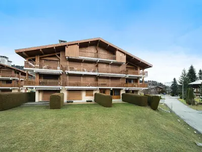 a building with a lawn in front of it at Appartement cosy 1 chambre à Megève, animaux admis - FR-1-453-63 in Megève
