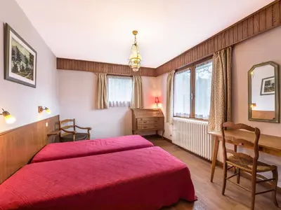 a bedroom with two beds and a desk and a mirror at Appartement 2 pièces au rez-de-chaussée - Animaux admis - Près des pistes - FR-1-453-91 in Megève