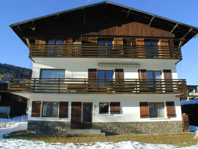 a large building with a balcony on top of it at Appartement 2 pièces au rez-de-chaussée - Animaux admis - Près des pistes - FR-1-453-91 in Megève
