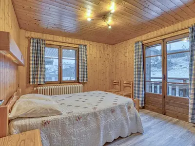 a bedroom with a bed in a wooden room at Appartement confortable à Megève - Centre, 50m², 4 personnes, 3 balcons, TV et Wifi - FR-1-453-92 in Megève