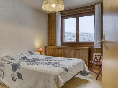 a bedroom with a bed and a window at Appartement 1 chambre à Megève - Animaux admis et parking - FR-1-453-98 in Megève