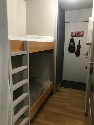 a room with a bunk bed and a closet at Appartement chamonix face au mont blanc in Chamonix-Mont-Blanc