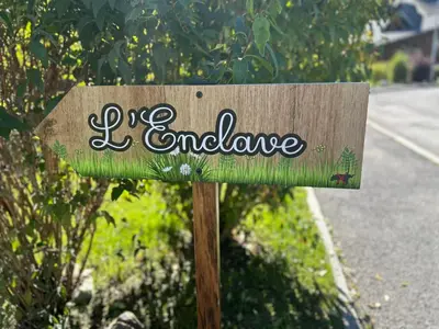 a wooden sign with the word evidence on it at L'Enclave in Les Contamines-Montjoie