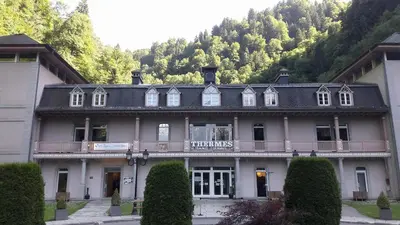 a large building with a balcony in front of a mountain at Appartement T2+cabine indépendante au départ des télécabines Saint-Gervais/Bettex/Mont d’Arbois in Saint-Gervais-les-Bains