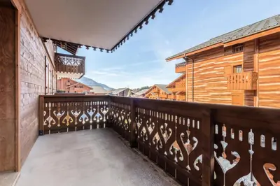a balcony with a wooden fence with a view at Appartement 3 pièces 6 pers proche pistes - maeva Home - 3 Pièces 6 Personnes Sélection MAE-4880 in Arâches-la-Frasse