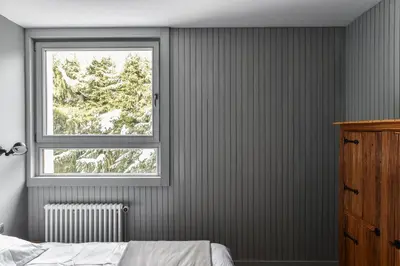 a bedroom with a bed and a window at Appartement La Vallée Blanche avec parking gratuit in Chamonix-Mont-Blanc